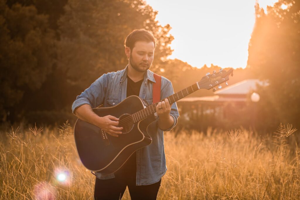 South African musician Logan Pietersen has carved a niche for himself in the music industry, bringing a fresh and distinctive sound that resonates with audiences both at home and abroad. With hits like “Bring My Terug” and “Ex-Probleem,” Pietersen’s music captures the essence of longing, nostalgia, and the human experience.